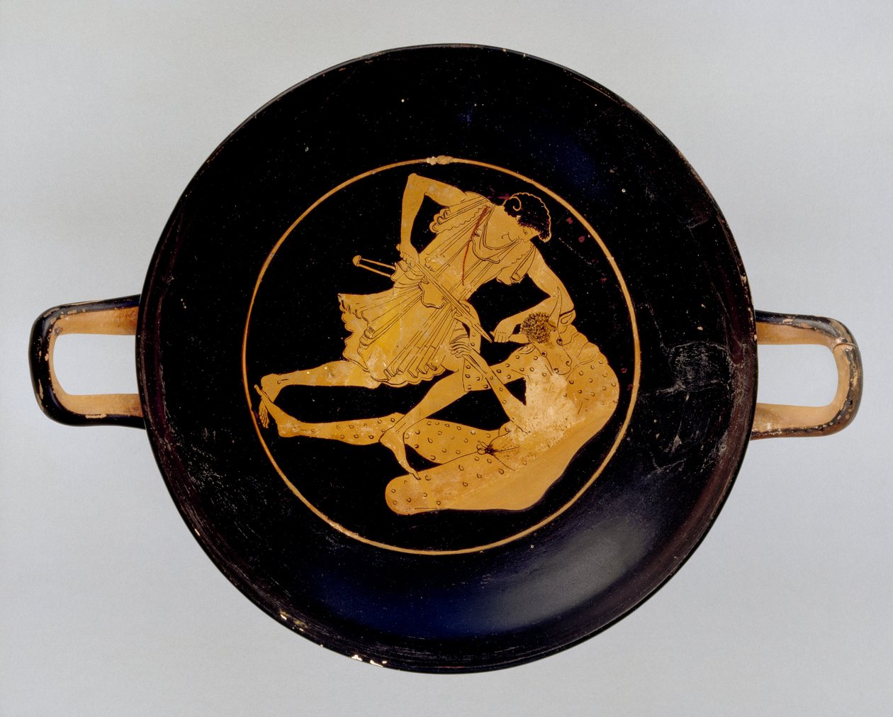 Interiør av en skyphos med rød figur som viser Theseus og Minotauren, ca. 500-tallet f.Kr. (keramikk) av Greek