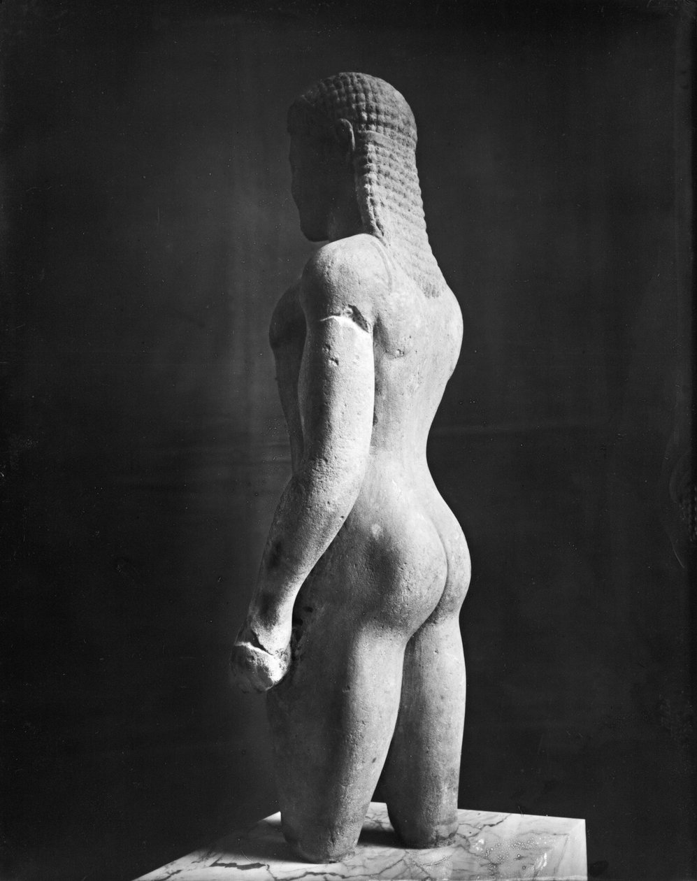 Kouros, fra Paros, nær helligdommen til Asklepios, ca. 540 f.Kr. (marmor) (se også 154092) av Greek