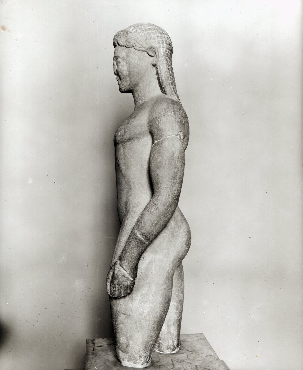 Kouros, fra Paros, nær helligdommen til Asklepios, ca. 540 f.Kr. (marmor) (se også 154092, 164837-164838) av Greek