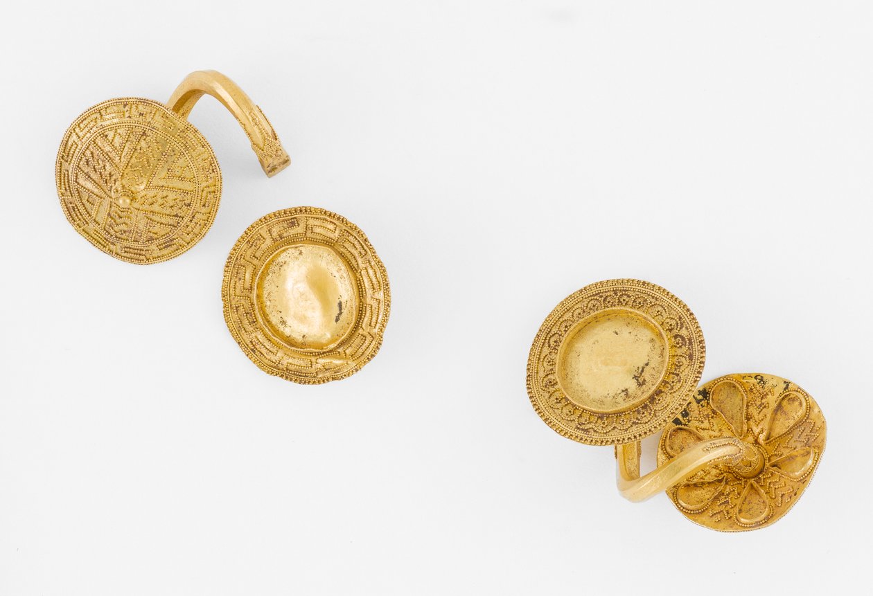 Et par øredobber i spiralform, ca. 700 f.Kr. (gull) av Greek