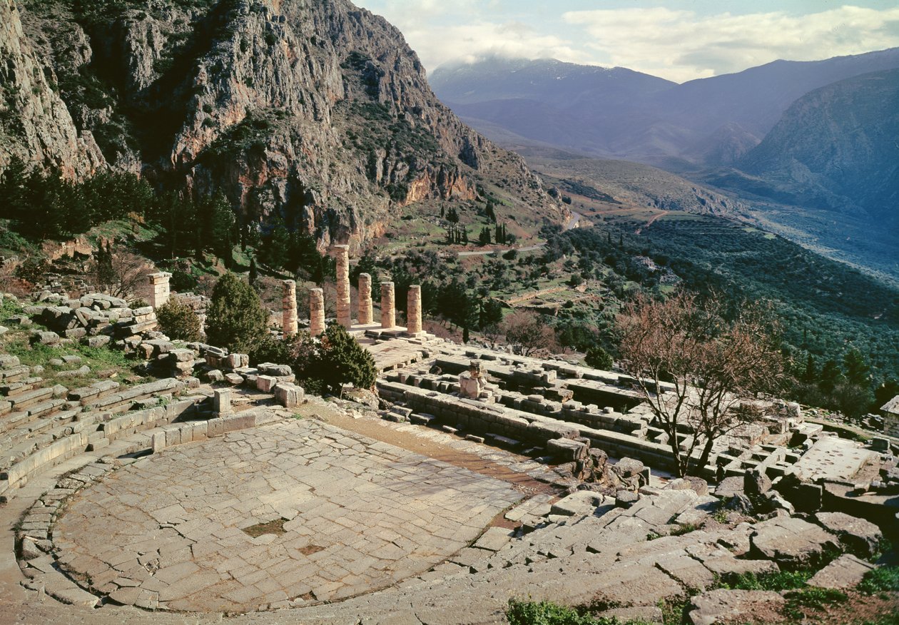 Panoramautsikt over det arkeologiske stedet med teatret ved Apollo-tempelet av Greek