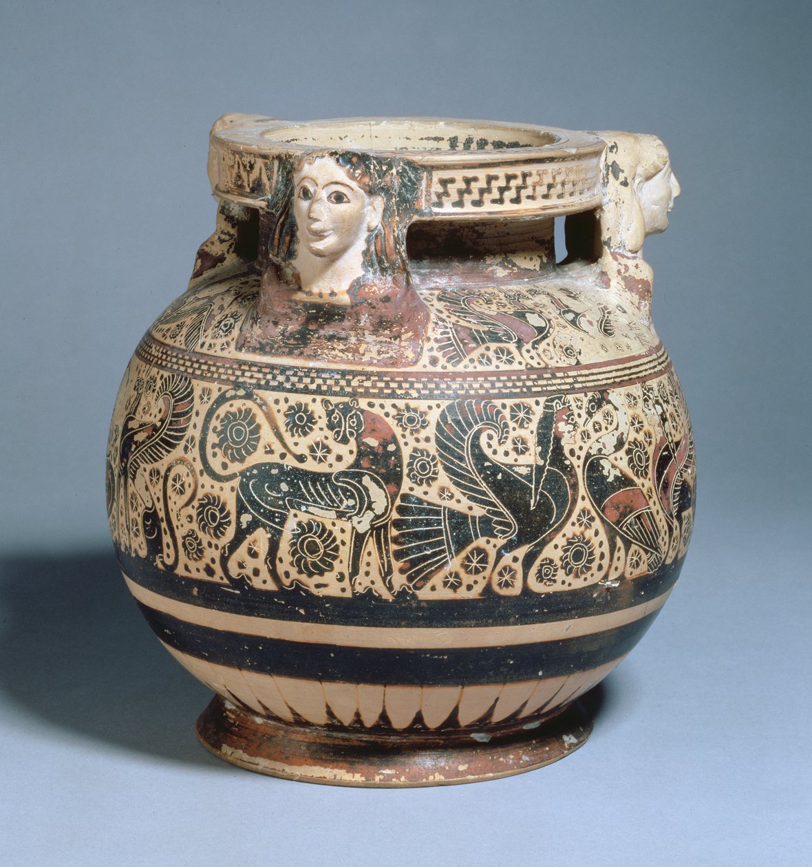 Pyxis brukt som en aske-urne og dekorert med rader av griffiner, svaner og sirener mellom korintisk periode, ca. 600-575 f.Kr. (keramikk) av Greek