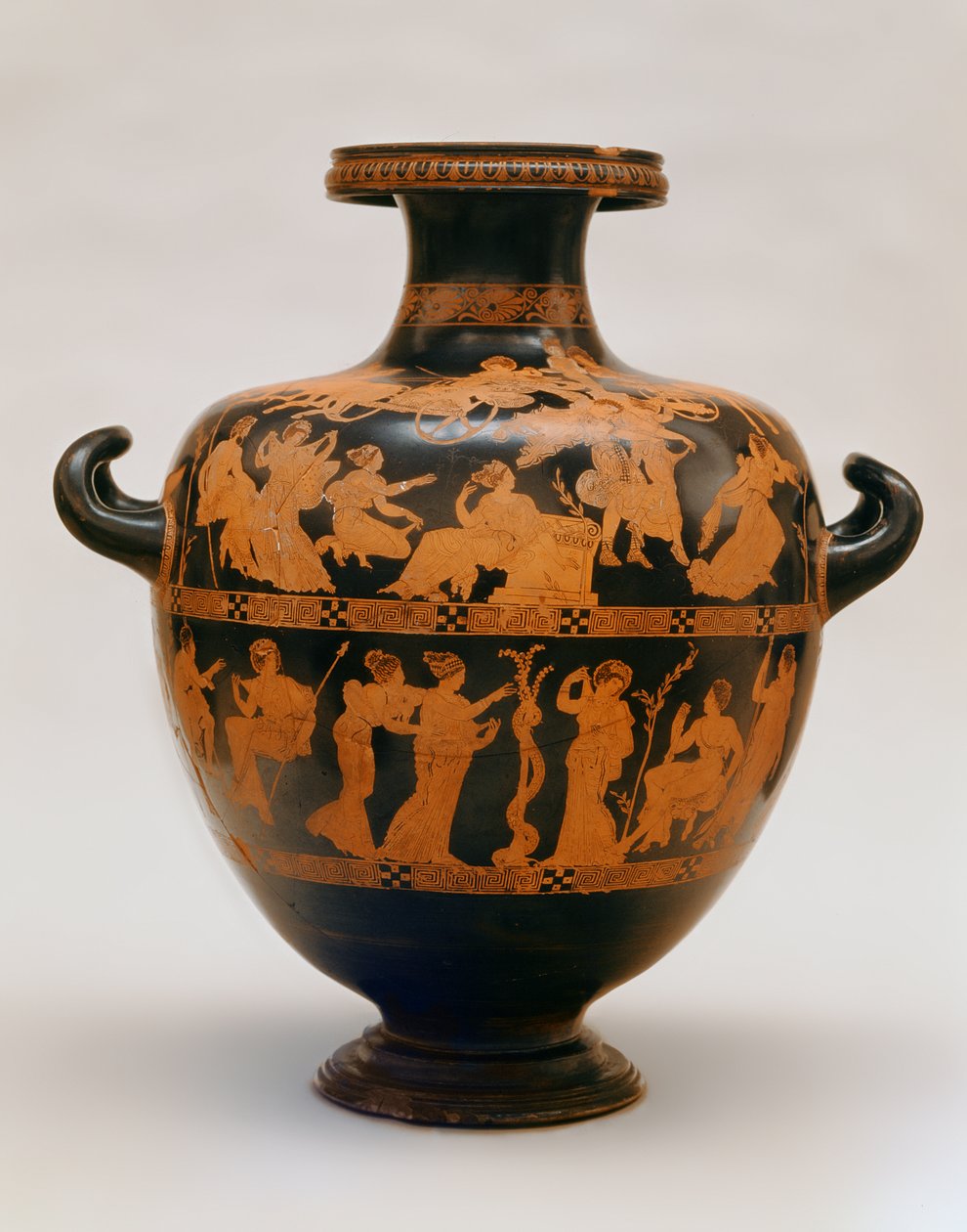 Hydria med røde figurer av Medias Painter, Athen, ca. 420-400 f.Kr. (keramikk) av Greek