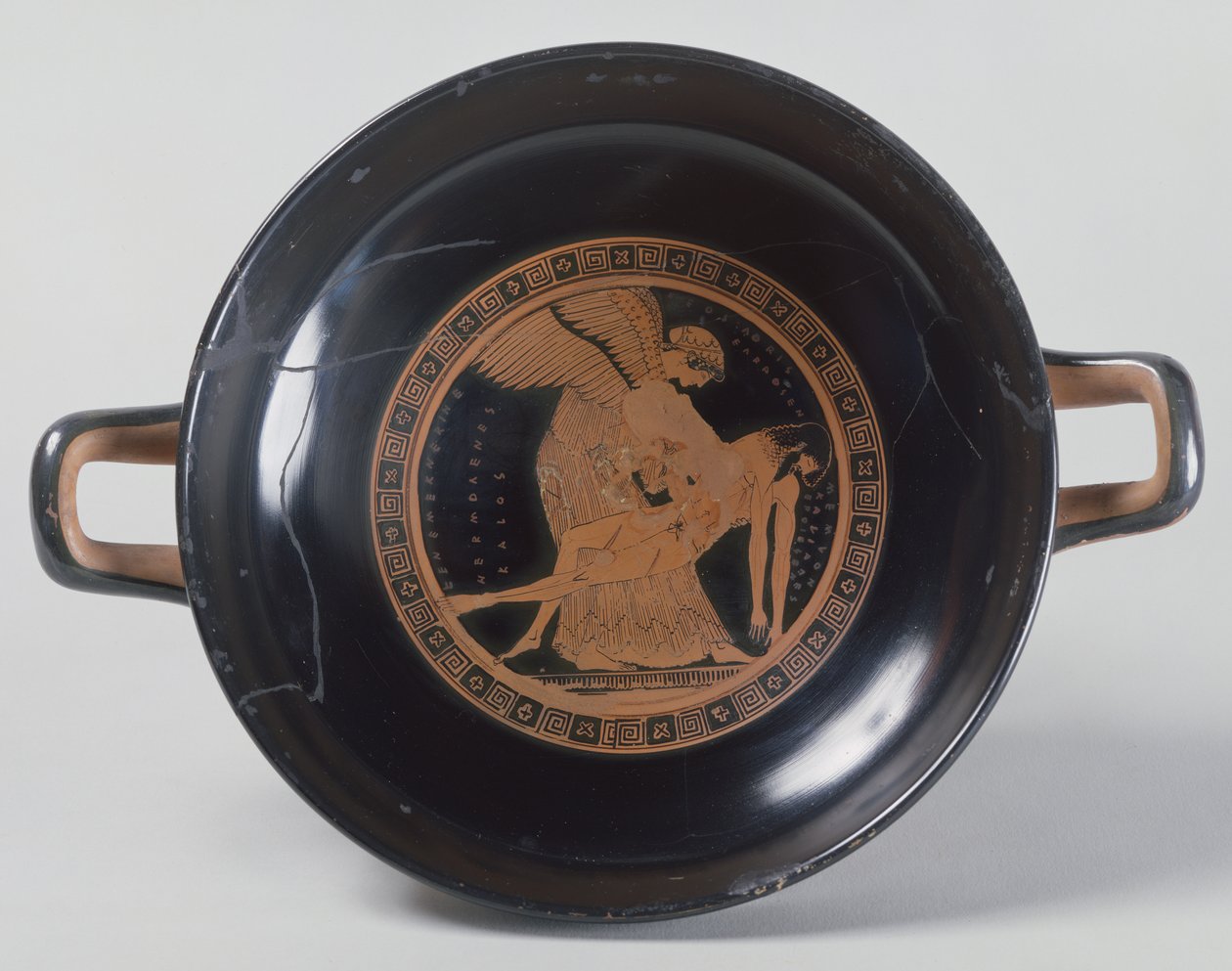 Douris-koppen, en attisk kopp med rød figur som viser Eos som bærer liket av sønnen Memnon, drept av Achilles, laget av Kalliades, ca. 490 f.Kr. (se 85700 og 85701 for utsiden) av Greek