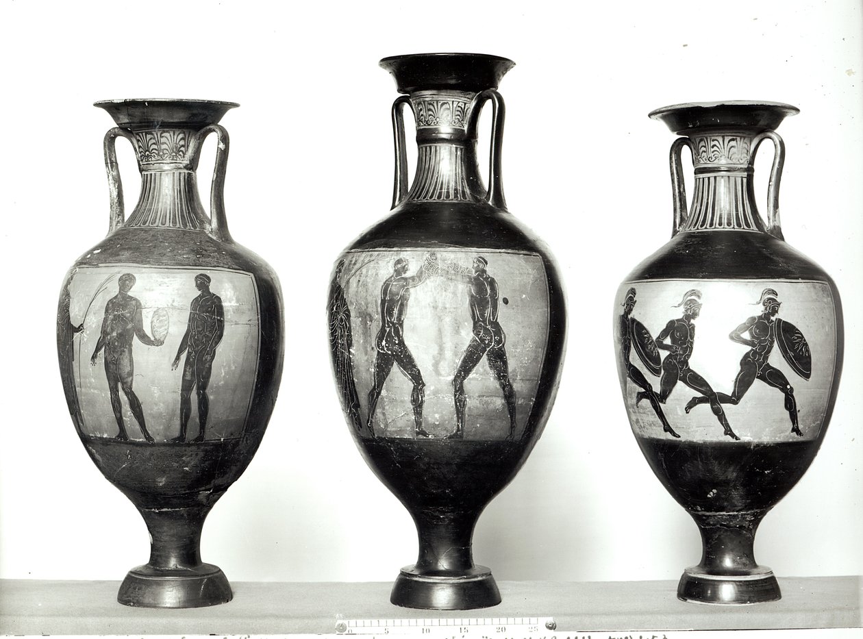 Tre panathenaiske amforer som viser en idrettsutøver som mottar et trofé, boksere og idrettsutøvere, 580–520 f.Kr. (keramikk) av Greek