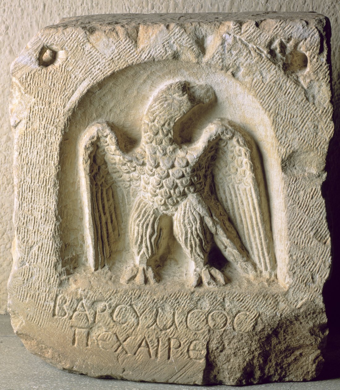 Gravstein med figuren av en ørn (kalkstein) av Greek