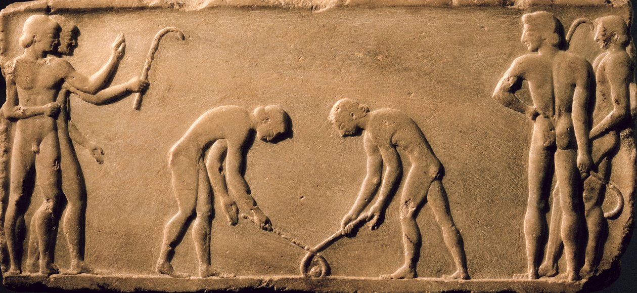 Unge menn som leker med pinner og en ball, fra en statuebase funnet på Dipylon Cemetery, Athen, ca. 510 f.Kr. (marmor) (se også 60008 og 60010-11) av Greek