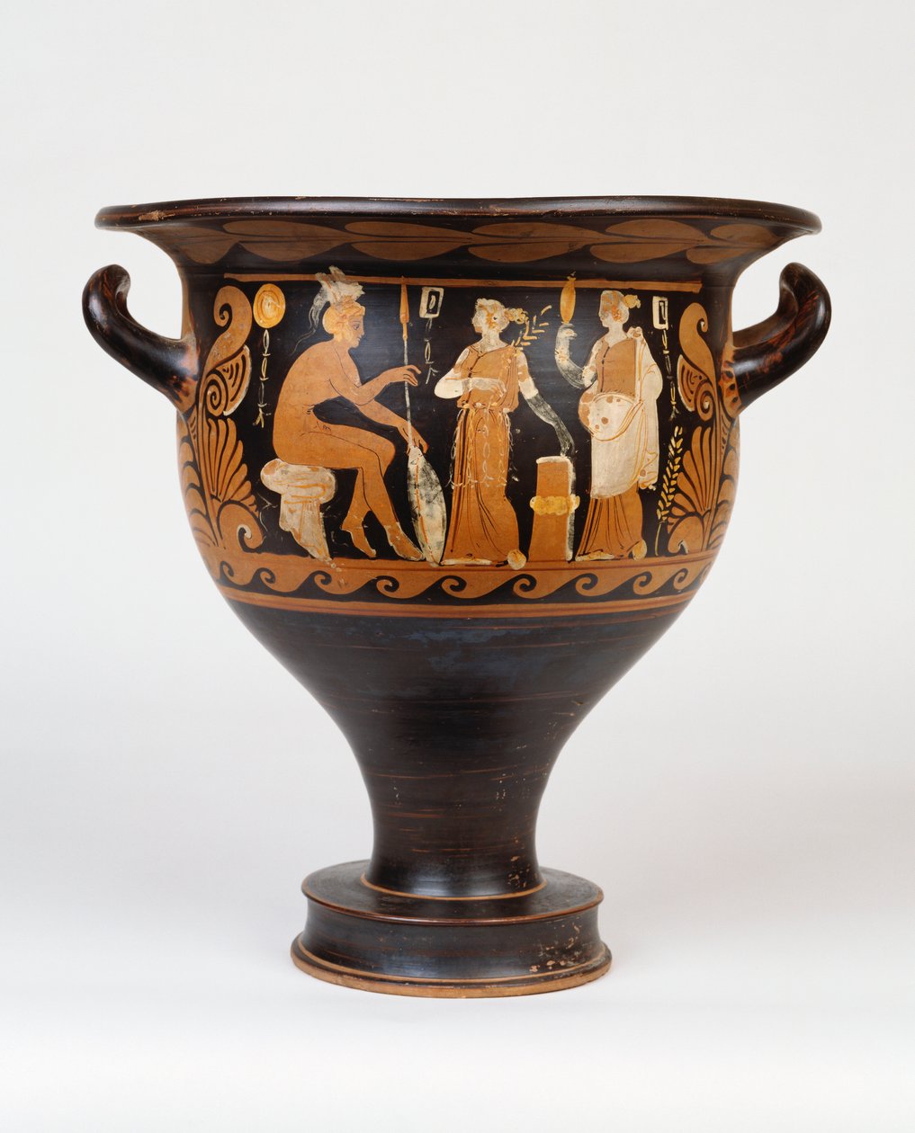 En kampansk klokkekrater av Ca-maleren som viser en sittende kriger og to kvinner, 4. århundre f.Kr. av Greek