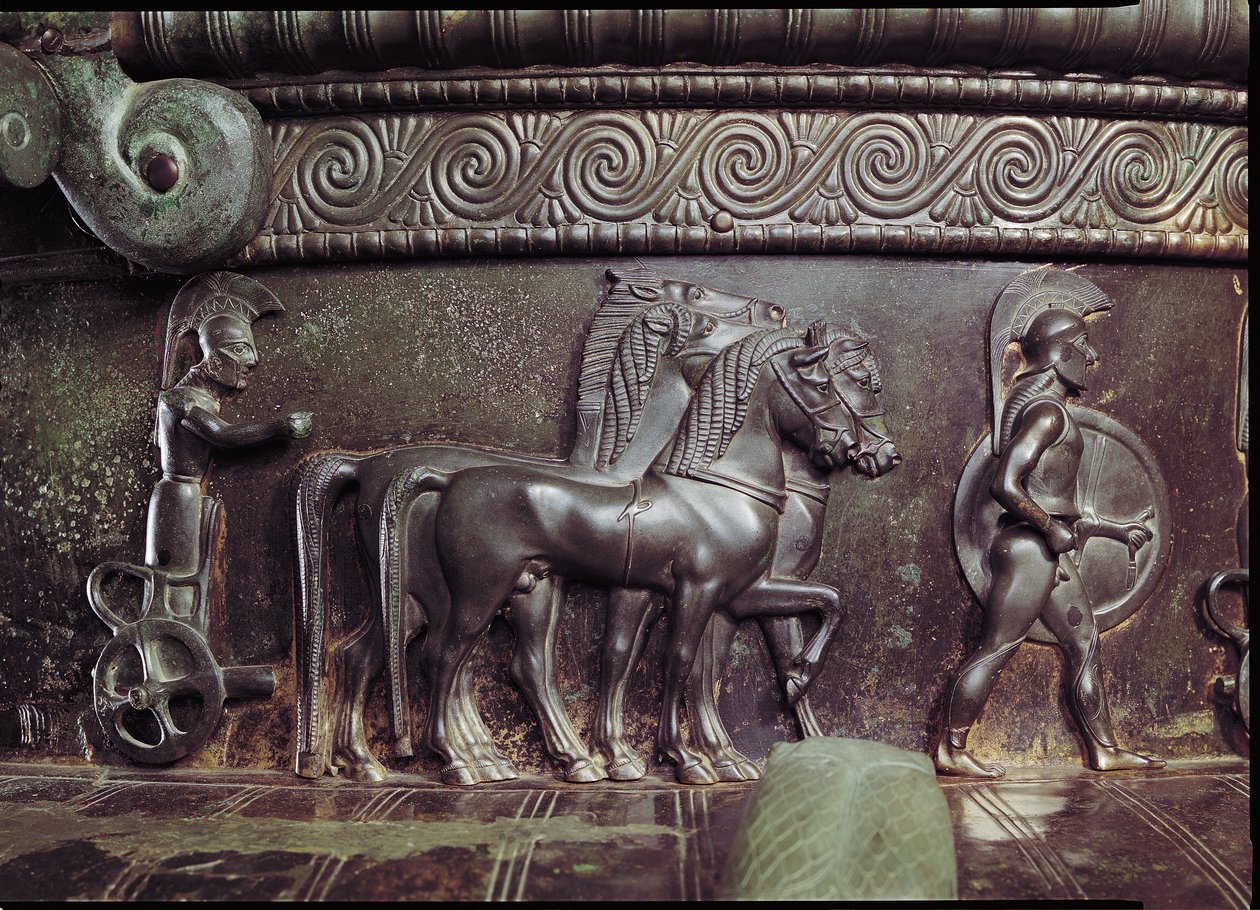 En Quadriga og en Hoplite, detalj av frisen rundt halsen på Vix Krater bronse se også 40863 av Greek