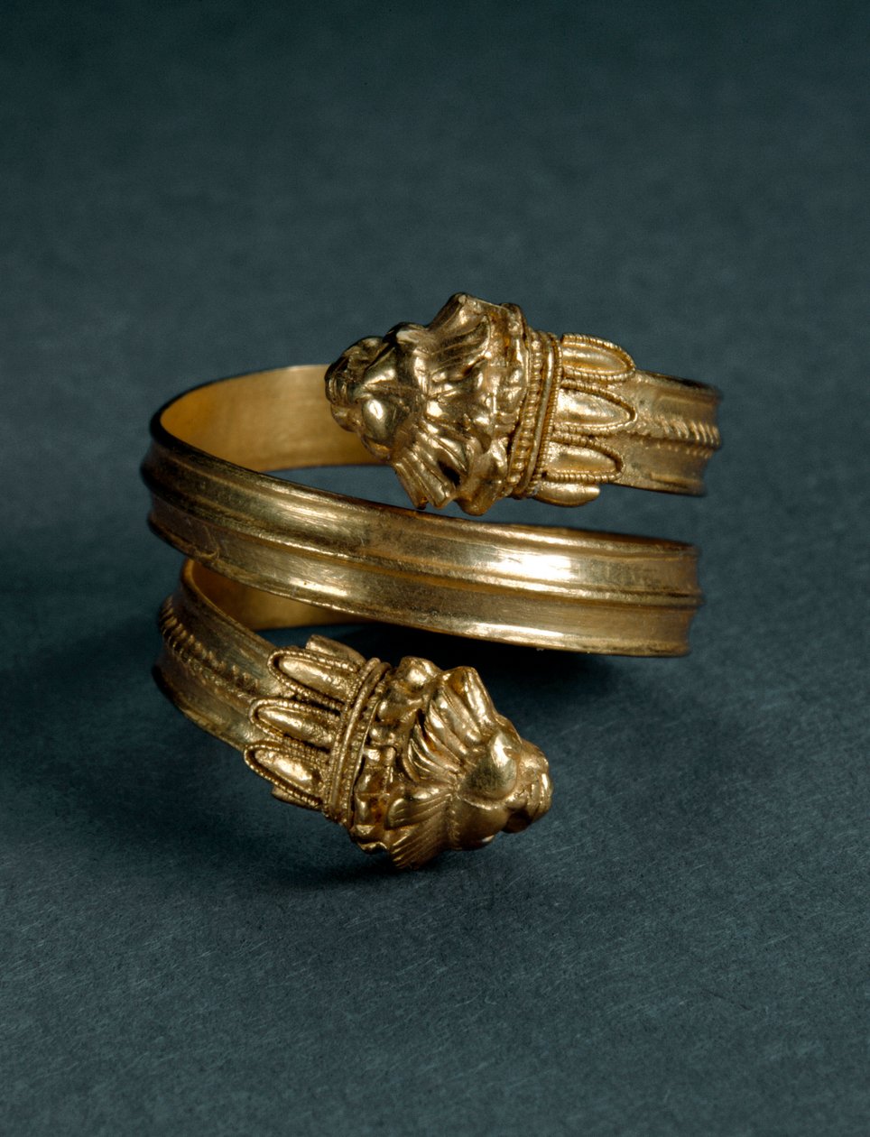 Art of Great Greece: gullring med løveprotomer. Slutt på 4.-begynnelse 3. århundre f.Kr. fra Taranto, Italia. Taranto, Museo Archeologico Nazionale av Greek