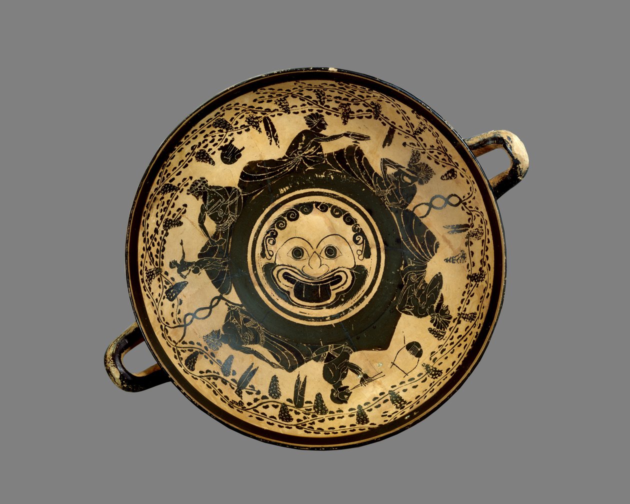 Attisk kopp med svart figur dekorert med en tondo med Gorgon-hode omgitt av seks liggende menn som deltar på et symposium, på samme måte som Andocides-maleren, ca. 500 f.Kr. (keramikk) av Greek