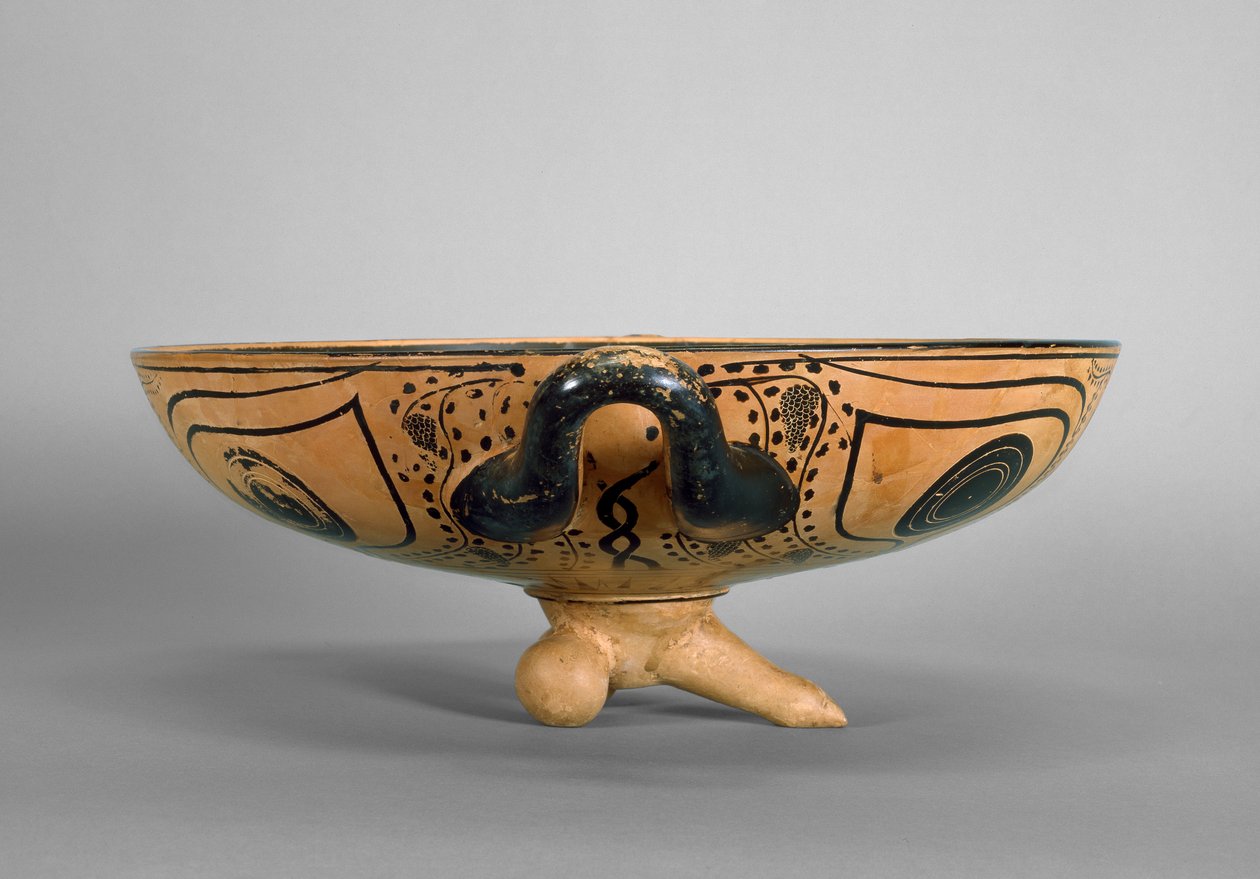 Attisk kopp med svart figur dekorert med en tondo med Gorgon-hode omgitt av seks liggende menn som deltar på et symposium, på samme måte som Andocides-maleren, ca. 500 f.Kr. (keramikk) (se også 100563 og 419876) av Greek