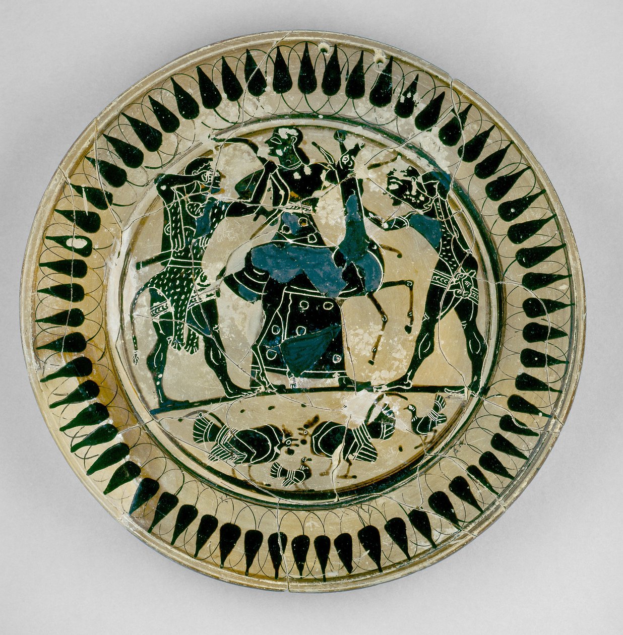 Attisk tallerken med svarte figurer dekorert med en scene av Herakles og Apollo som kjemper om en hjort og blir adskilt av Artemis, på samme måte som Lydos, fra Hellas, ca. 560 f.Kr. (keramikk) av Greek