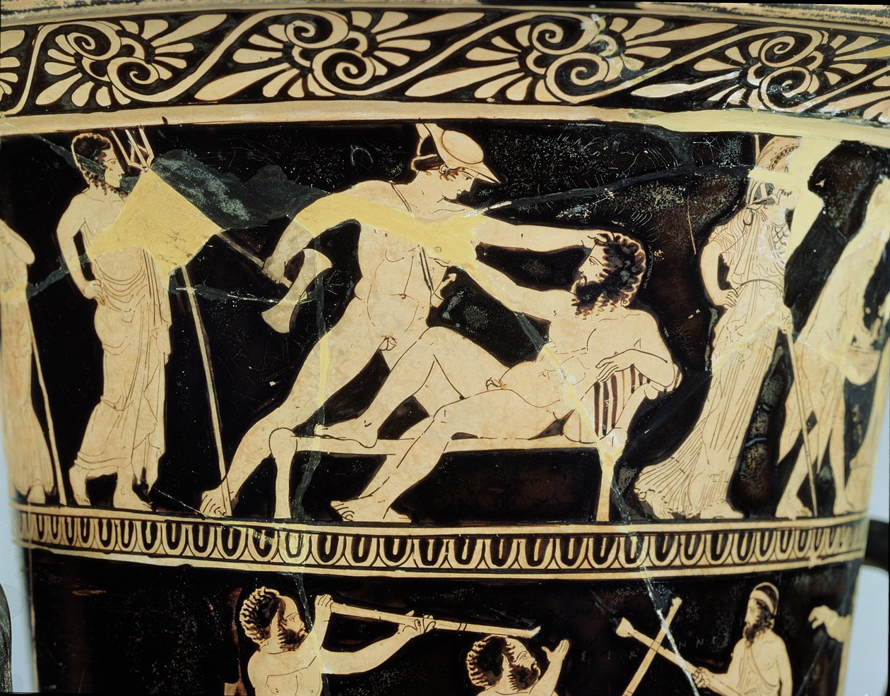 Loftsbegerkrater med rød figur dekorert med scener fra Theseuss eventyr, detaljer om Theseus og den gigantiske Procrustes, av Dinos-maleren, ca. 425 f.Kr. keramikk av Greek