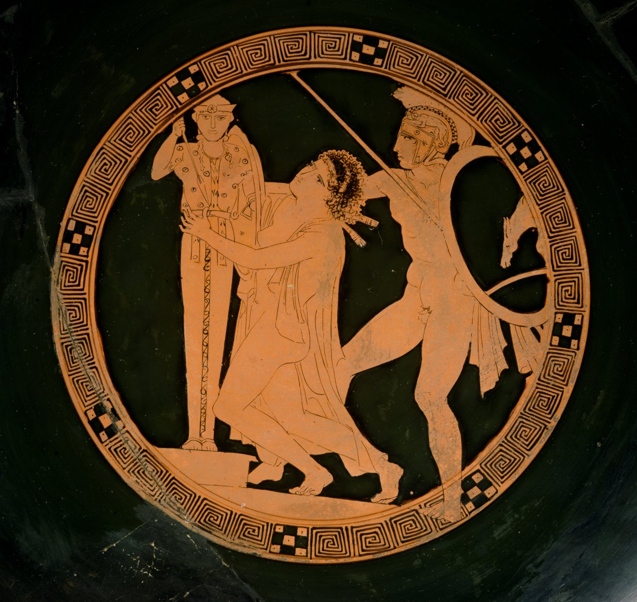 Loftskopp med rød figur som viser Cassandra jaget av Ajax som søker tilflukt av en xoanon fra Athena, ca. 430 f.Kr. (keramikk) av Greek