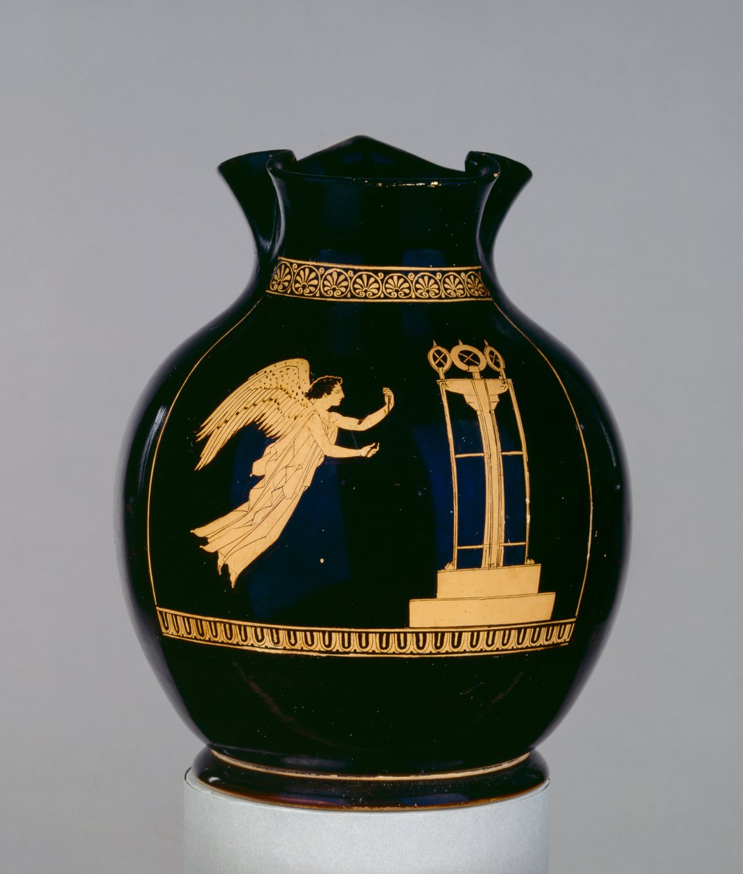 Oinochoe med rød figur på loft dekorert med scenen til en bevinget Nike som flyr med et bånd mot et stativ, nær Calliope Painter, fra Nola, ca. 430 f.Kr. (keramikk) av Greek