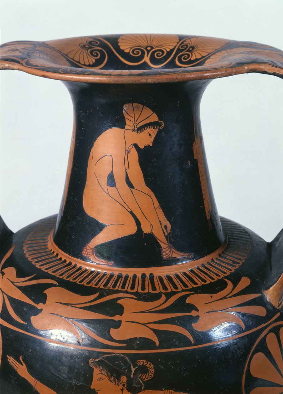 Hukende kvinne som knyter sandalen sin, detalj fra halsen på en rød-figur amfora i loftet, laget av Pamphaios og malt av Oltos, ca. 510-500 f.Kr. (keramikk) av Greek