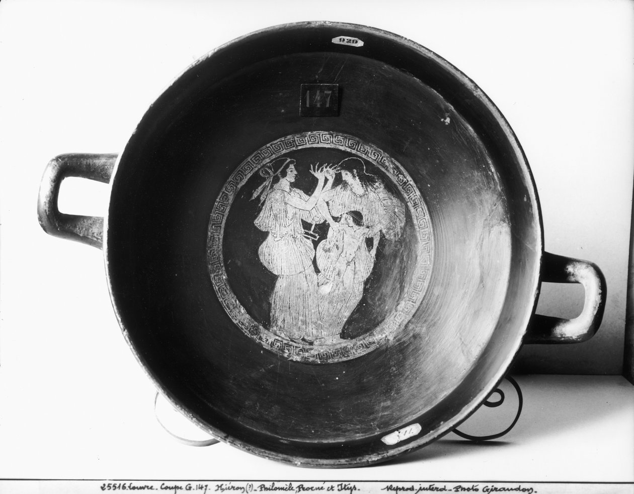 Detalj av den røde loftsfiguren kylix som viser Philomela, Procne og Itys keramikk bw foto av Greek