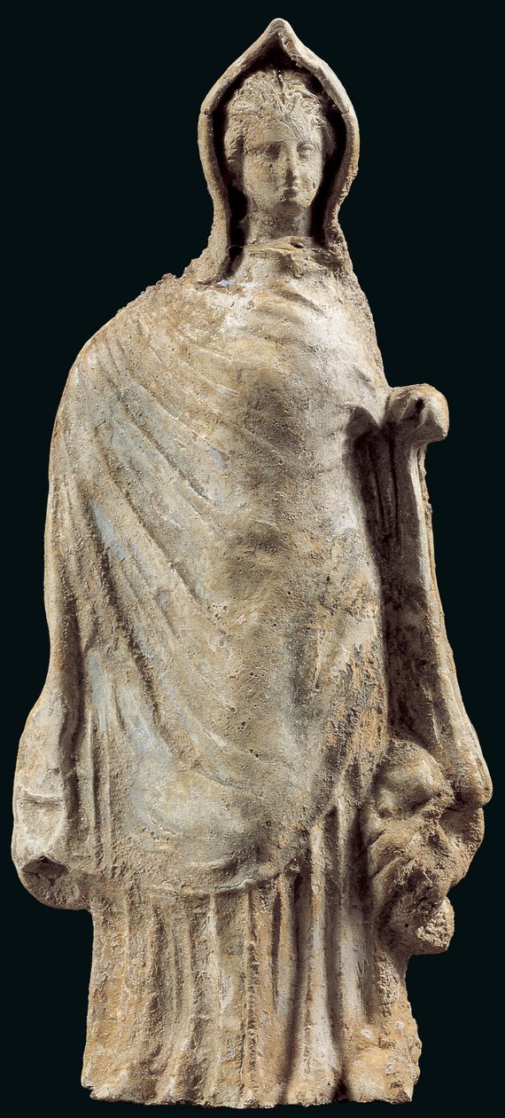 Figur av en kvinne som har på seg en chiton og en himation som dekker hodet hennes, muligens fra Myrina, Lilleasia, 250-200 f.Kr. (leire) av Greek