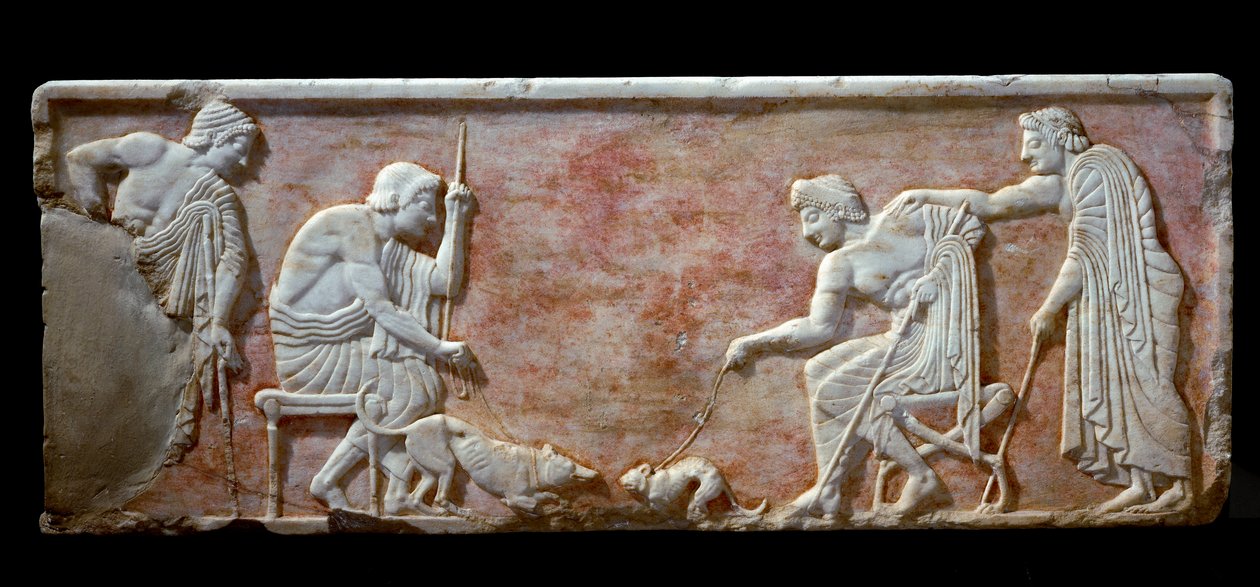 Gresk kunst: Kouros-base som representerer to unge mennesker spennende en hund og en katt - Marmorrelieffstrømper, 510-500 f.Kr. - Athen, arkeologisk museum - To unge menn som leker med en hund og en katt - Hvit marmorrelieff (base av en kouros-statue ), 5 av Greek