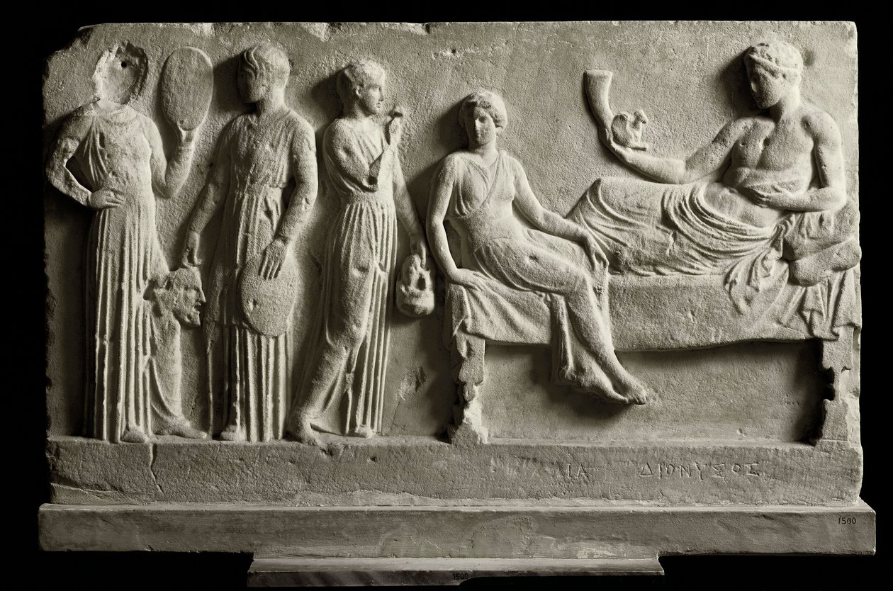 Gresk kunst: lavvotiv marmorrelieff dedikert til Dionysos Bacchus av komikere, Det representerer "The Bacchantes"" av Euripides - 410 f.Kr. - Athen, nasjonalt arkeologisk museum - Bacchae (fra tragedien av Euripides (480¿406 f.Kr.) - Marmor votive relieff  av Greek