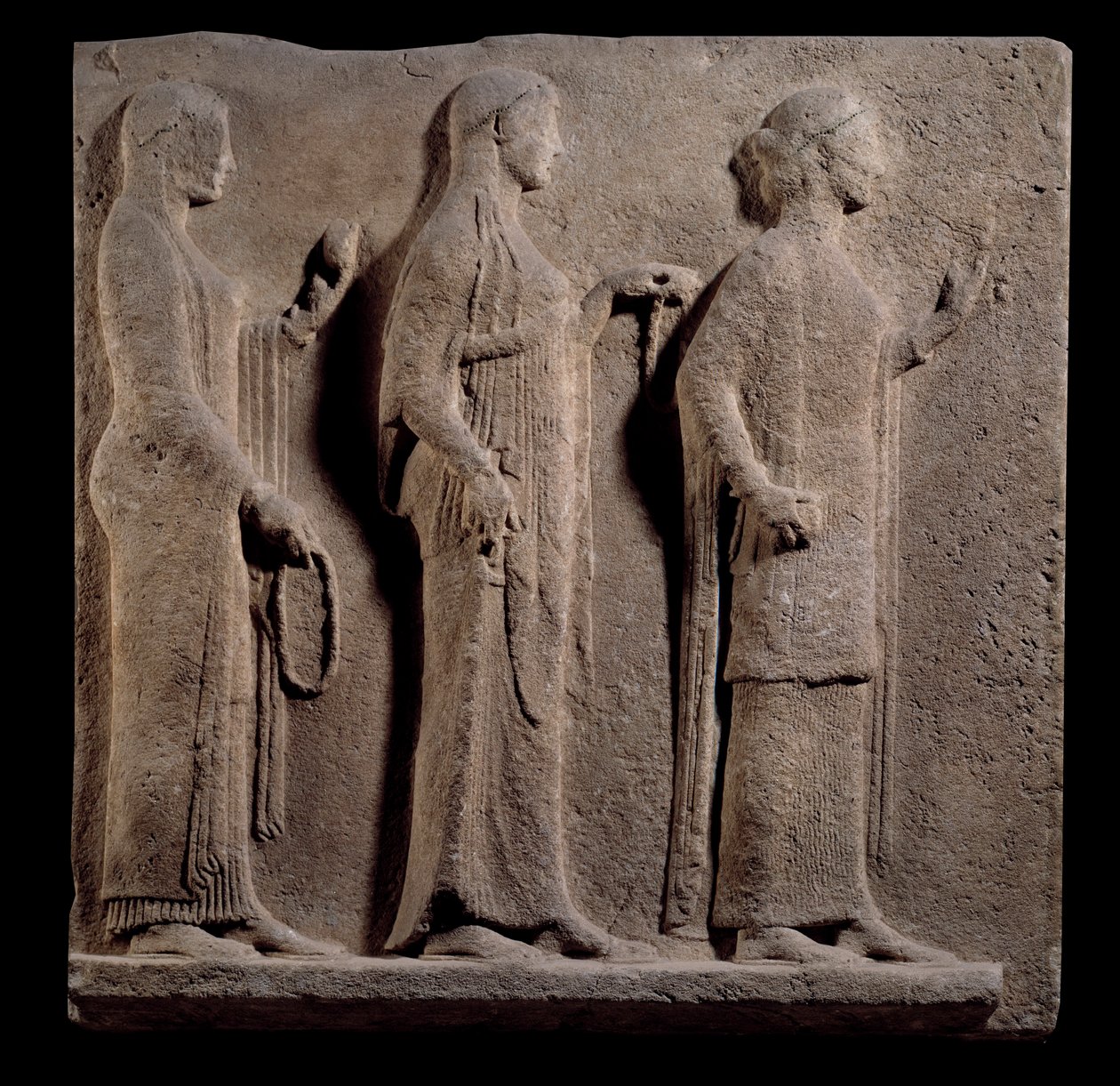 Gresk kunst: plakett av teorenes passasje: ansikt som representerer nådene. Lavt marmorrelieff fra øya Thasos i Hellas. 480 f.Kr. Paris, Louvre-museet av Greek