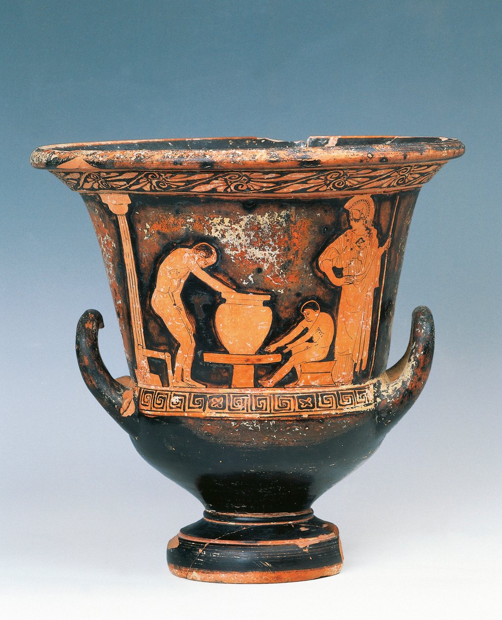 Krater som viser scene av keramiker i arbeid under blikket av Athena, keramikk med røde figurer fra Sicilia, Italia, Magna Graecia, 5. århundre f.Kr. (rød keramikk) av Greek