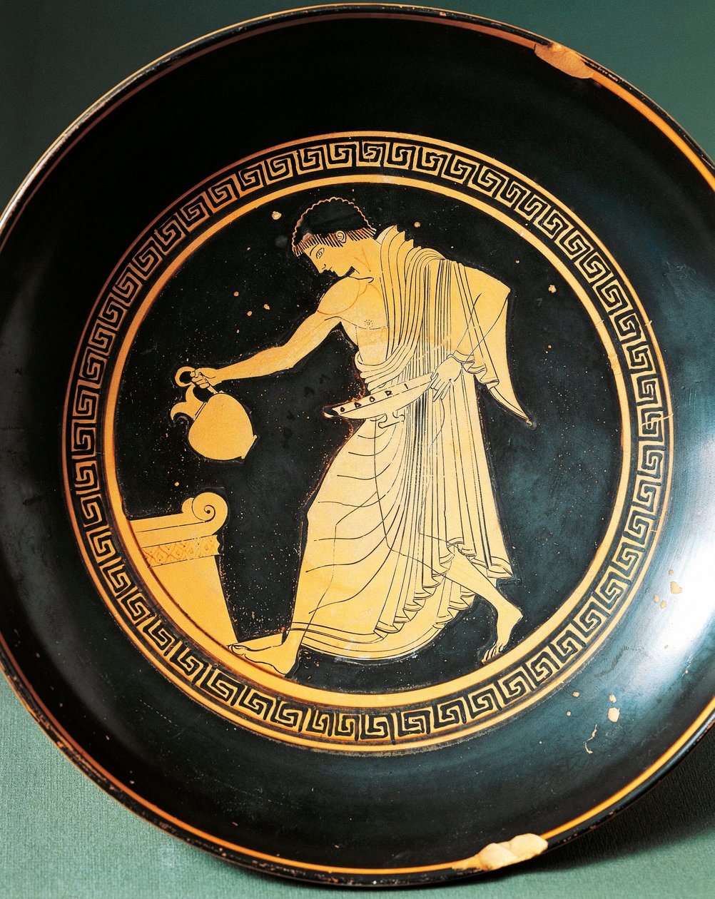 Kylix av Douris som skildrer ungdom nær et alter, 600-tallet f.Kr. (keramikk) av Greek