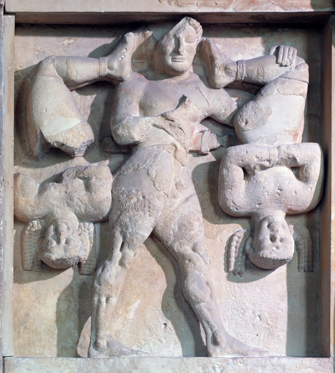 Magna graecia: metope med Herakles med Cerkopene, steinrelieff, 575-550 f.Kr. av Greek