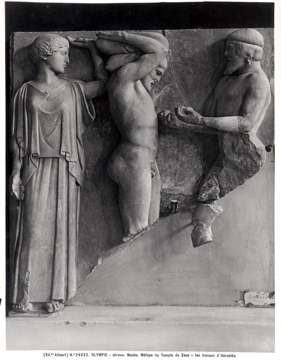 Metope X fra Zeus-tempelet som viser Herkules som mottar Hesperidenes gyldne epler fra Atlas hånd, mens Minerva hviler en pute på hodet (marmor) (s/hvitt-bilde) av Greek