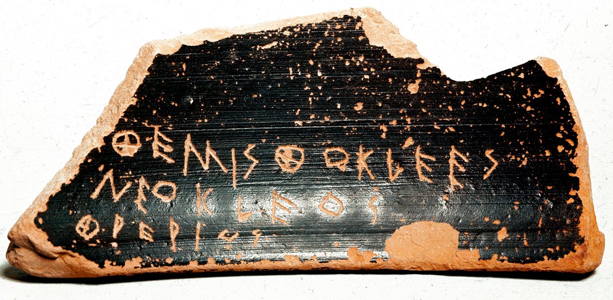 Ostrakon (eller ostracon) (flertall: ostraca eller ostraka), keramikkskår som tjente som stemmesedler under utvisningsprosedyrer i antikkens Hellas. 480 f.Kr. Athen. Agora museum. av Greek