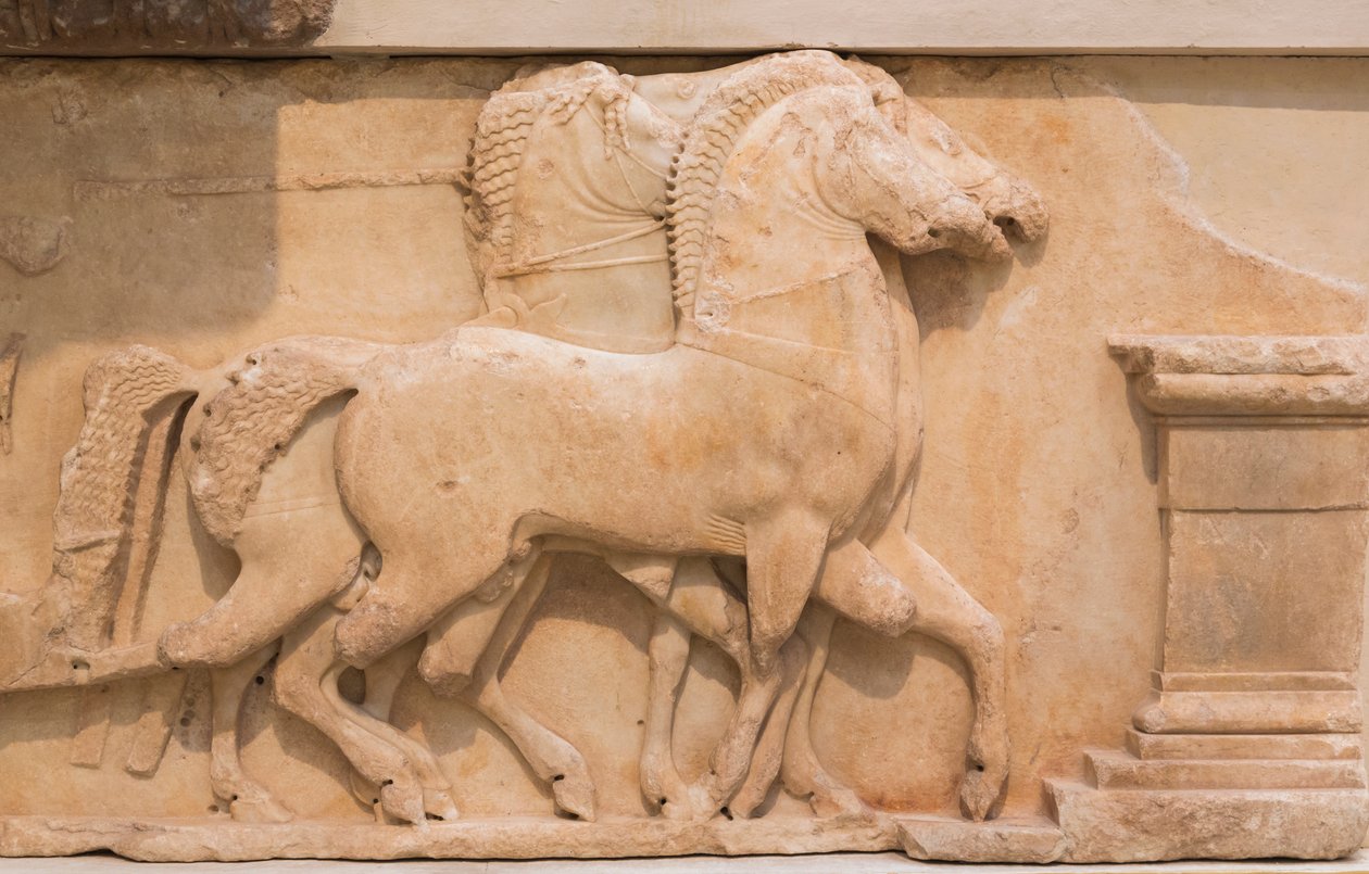 Fire hester (quadriga) som trekker en vogn fra den sørlige frisen til Siphnians-skattkammeret, konstruert ca. 530-480 f.Kr. (marmor) av Greek