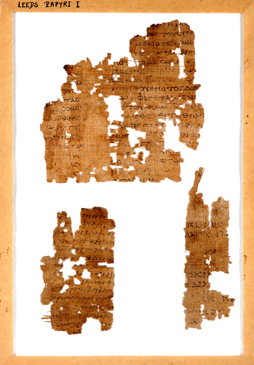 Tre fragmenter av ubeslektet papyrus montert i en ramme av Greek