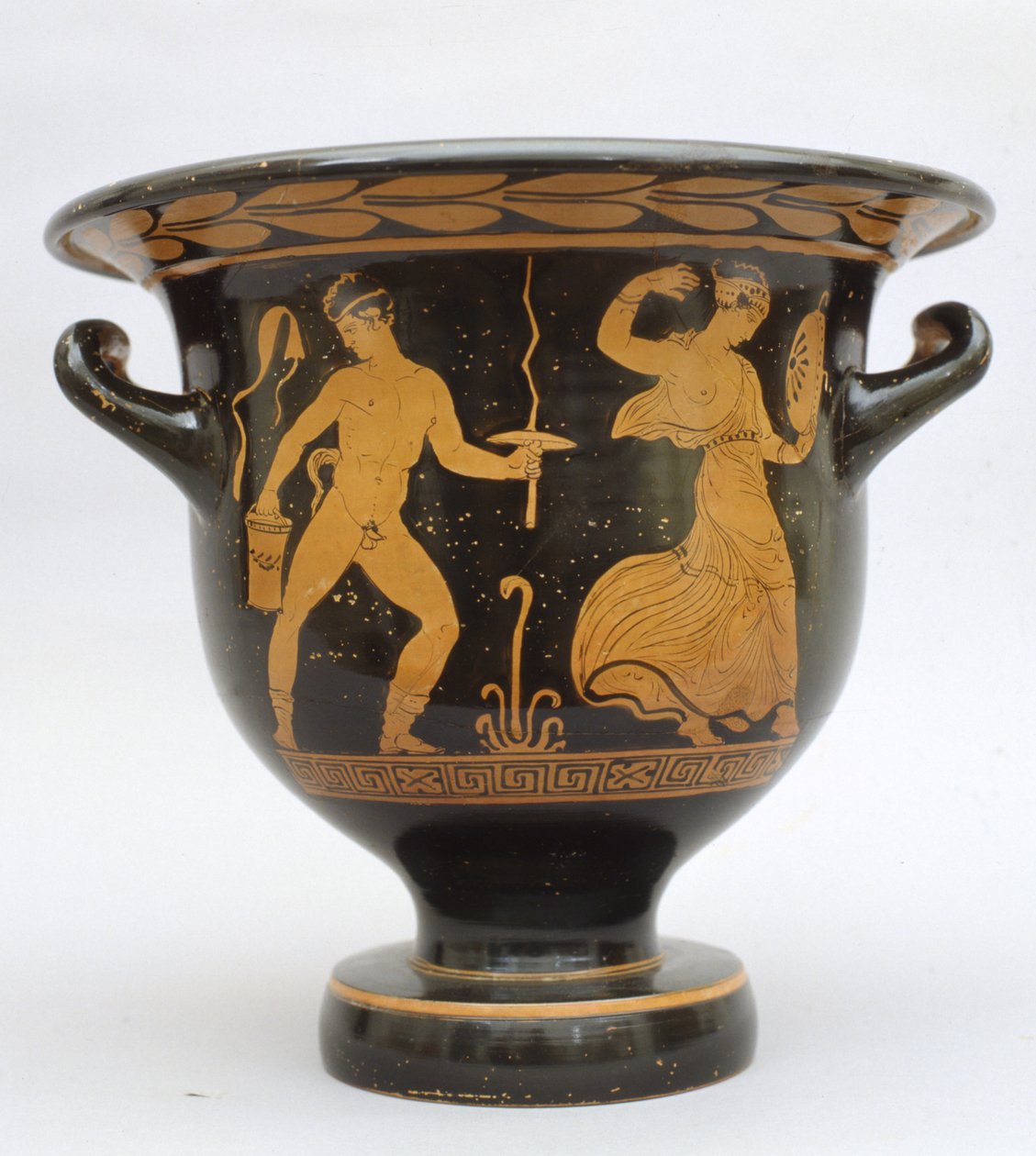 Klokkeformet proto-apuliansk krater med satyr og maenad fra Matera, Italia (keramikk) av Greek School