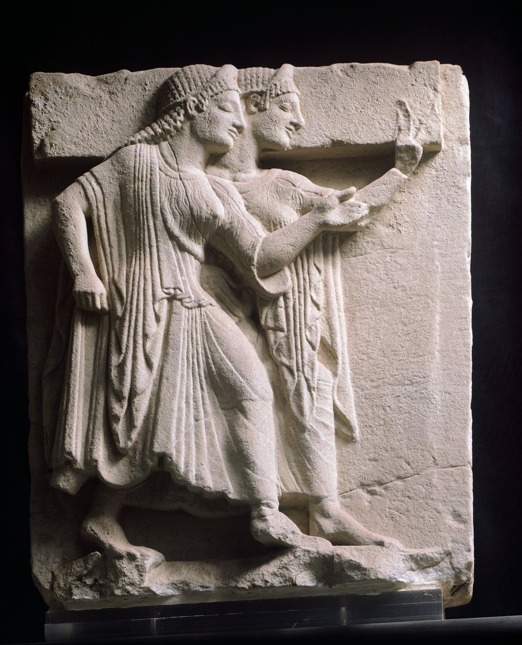 Metope som skildrer dansere, relieff av gammel synonymordbok, Campania, Italia 500-tallet f.Kr. (sandstein) av Greek School