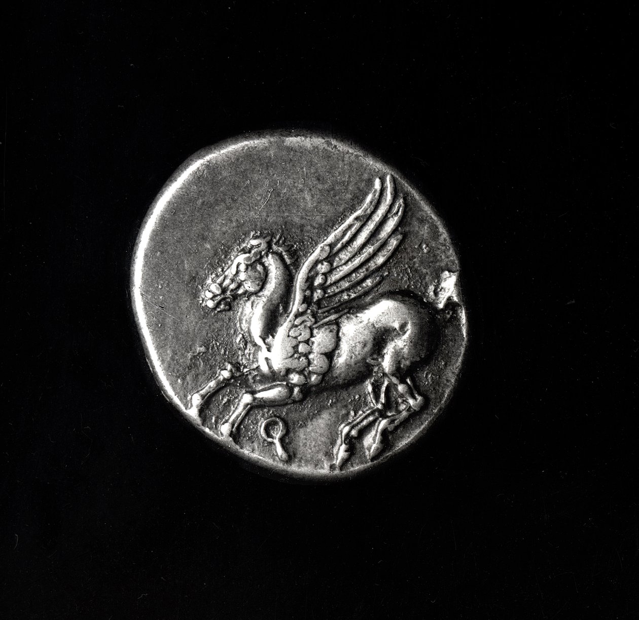 Baksiden av en mynt som viser Pegasus, fra Korint, 700-300 f.Kr. (metall) av Greek School