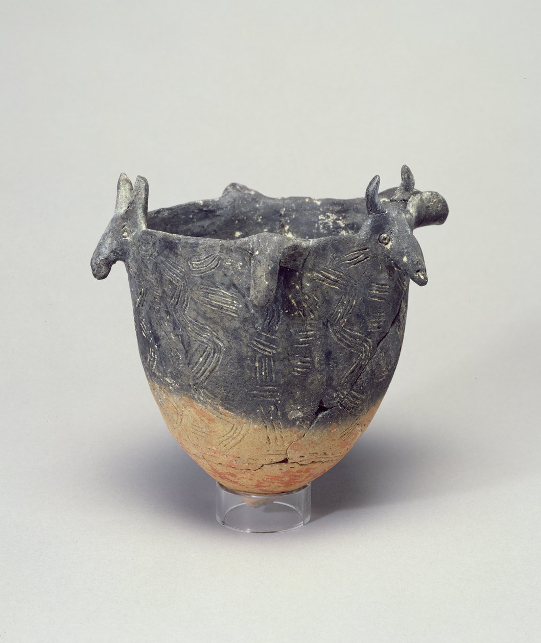 Tulipan-skål, med oksehoder, Kypros, 2400-2200 f.Kr. (leire) av Greek School