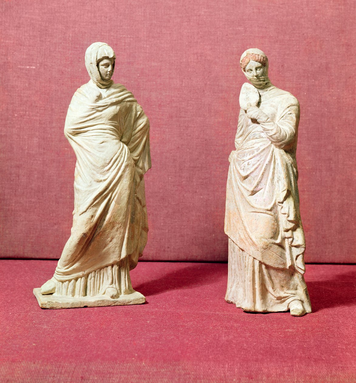 To statuer av stående kvinner, fra Tanagra, ca. 350 f.Kr av Greek School