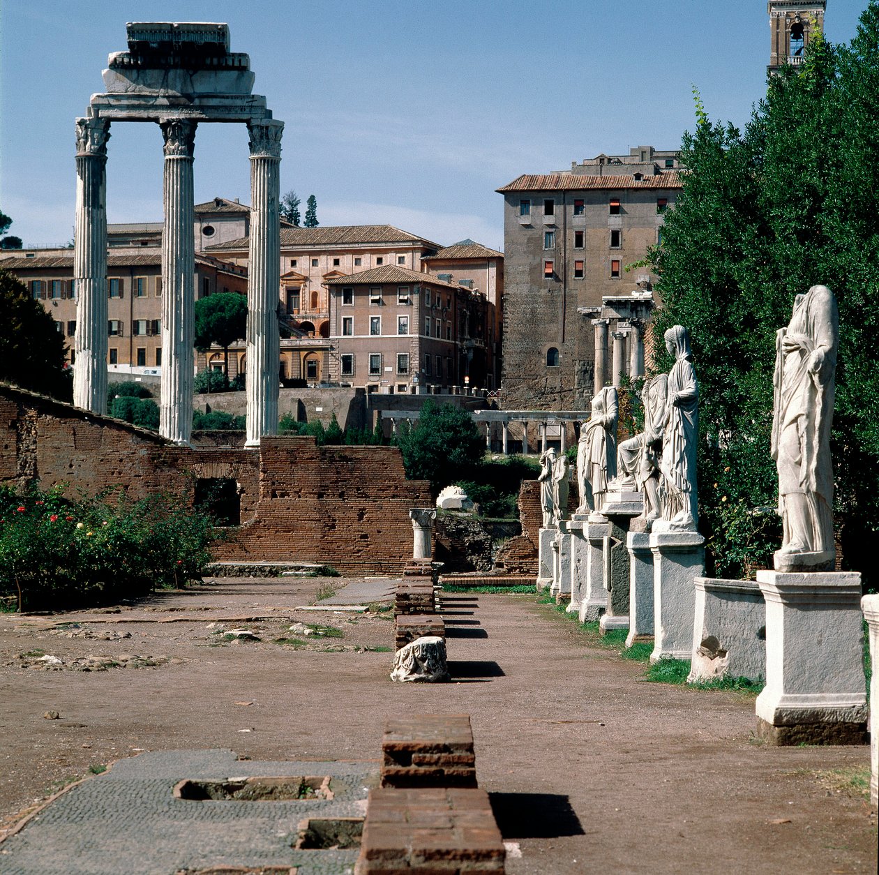 Forum Romanum: statuer av vestaler. Vestalhus (Casa delle Vestali eller Atrium Vestae). Til venstre, det greske tempelet til Dioscures (eller tempelet til Castor og Pollux) (5. århundre f.Kr.). Roma av Greek or Roman