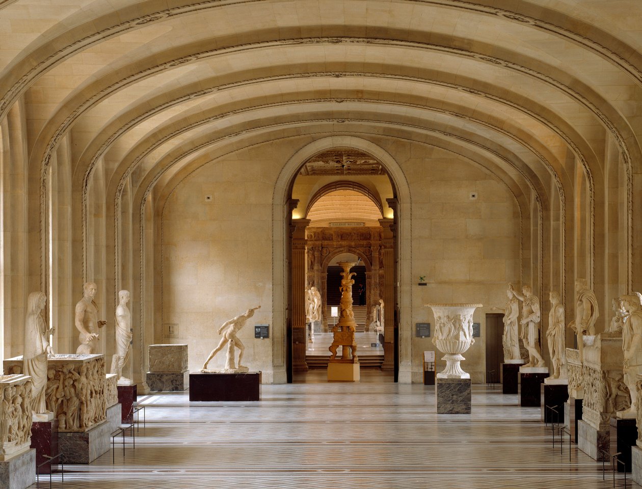 Utsikt over Daru-rommet til Louvre-museet: biter av gresk og romersk antikvitet fra Borghese-samlingen. Paris av Greek or Roman