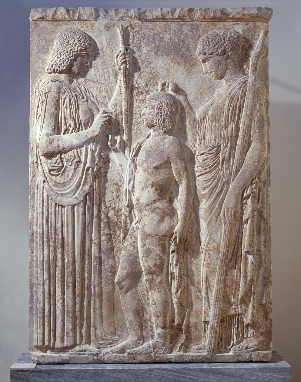 Marmorbasrelieff som viser Triad of Eleusinian Mysteries med Persephone, Demeter og Triptolemus, fra Eleusis av Greek School