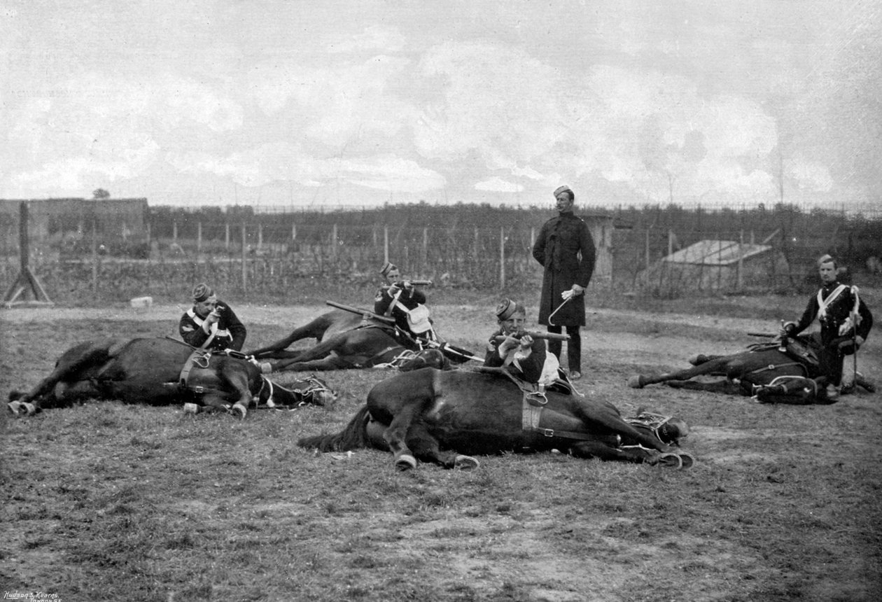 Et parti av den fjerde Queens Own Hussars trefning demonterte, 1896. av Gregory and Co