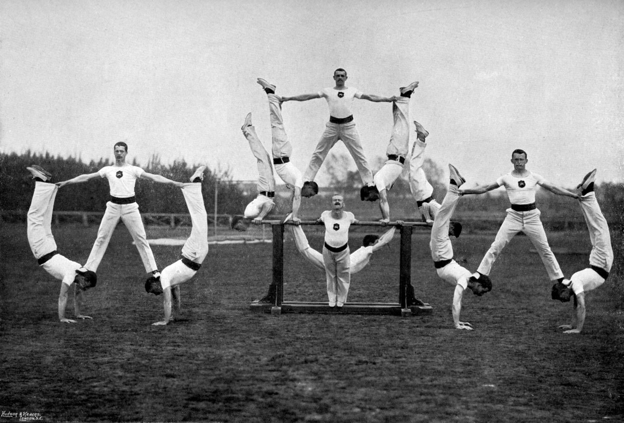 Utstilling av Aldershot gymnastikkpersonale, Hampshire, 1896 av Gregory and Co