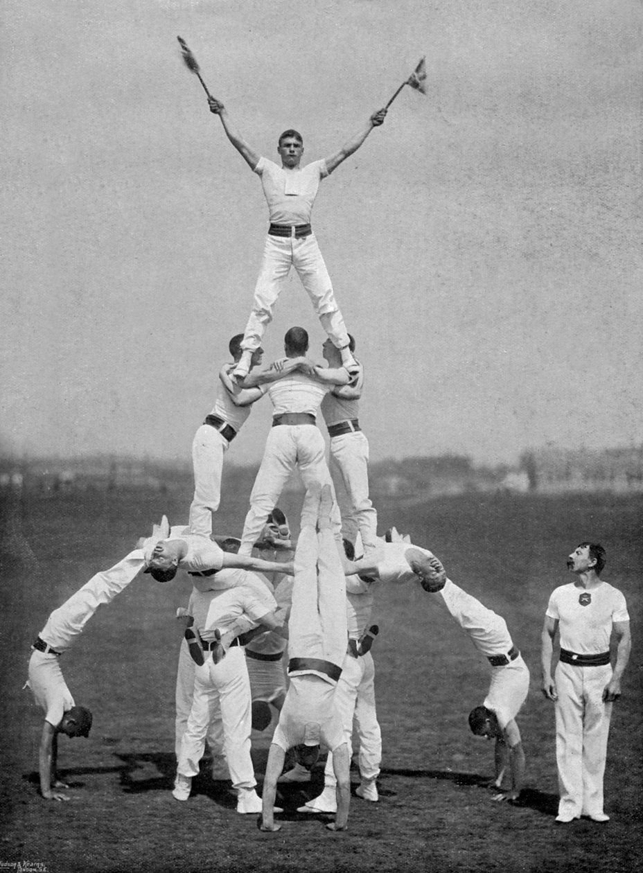 Utstilling av personalet ved Aldershot gymnasium, Hampshire, 1895 av Gregory and Co