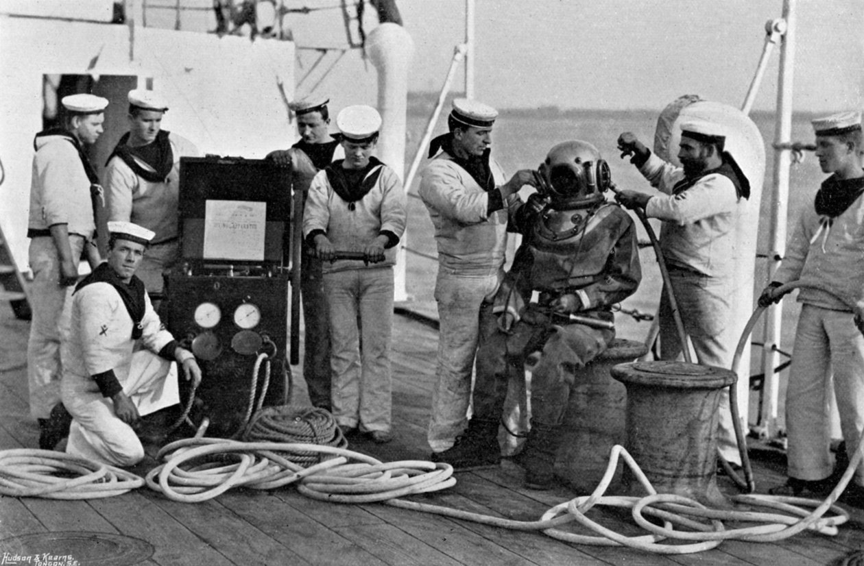 Dykker og apparatet hans om bord på HMS Blake, 1896 av Gregory and Co