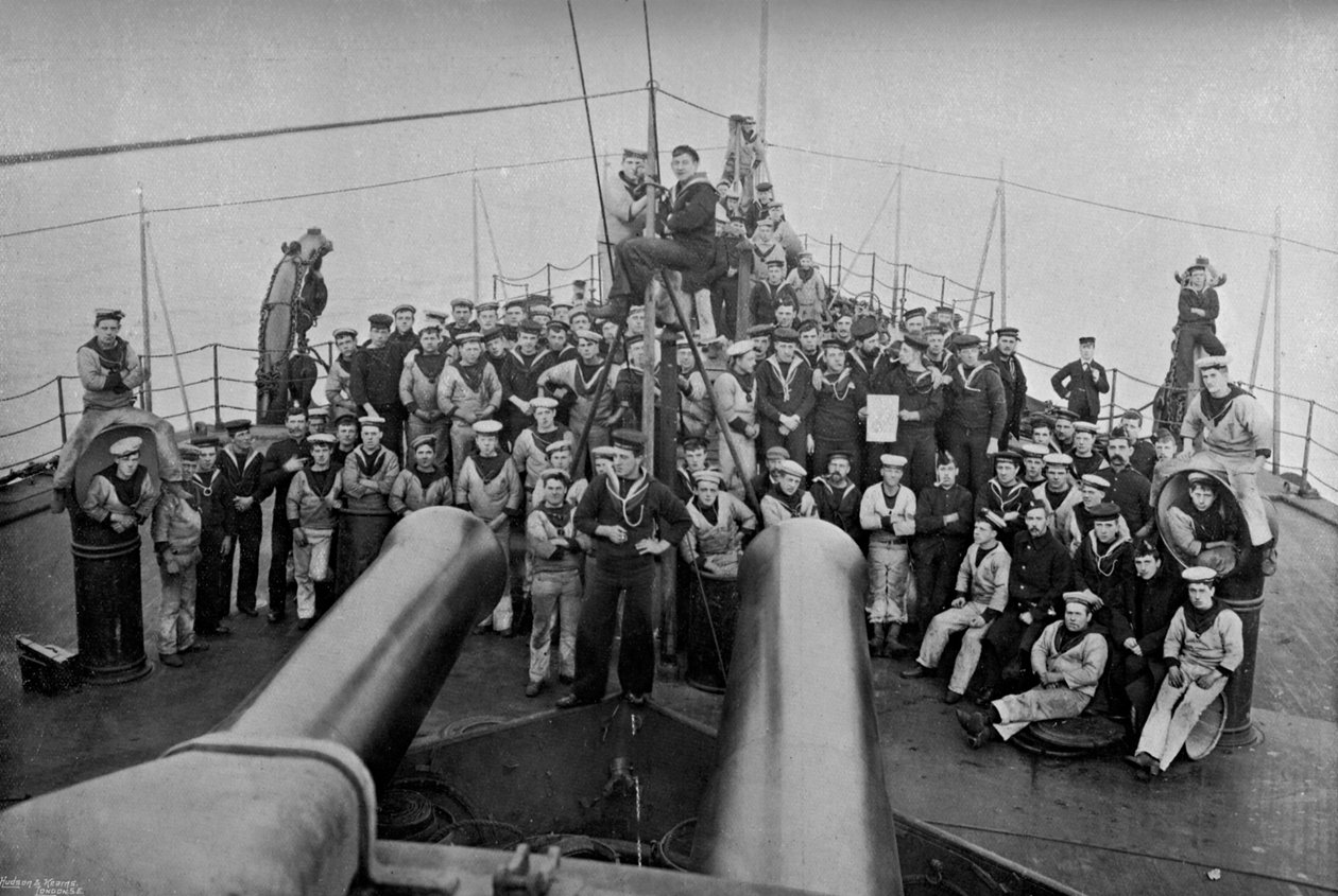 Noen av selskapet til førsteklasses slagskip HMS Sans Pareil, 1896 av Gregory and Co