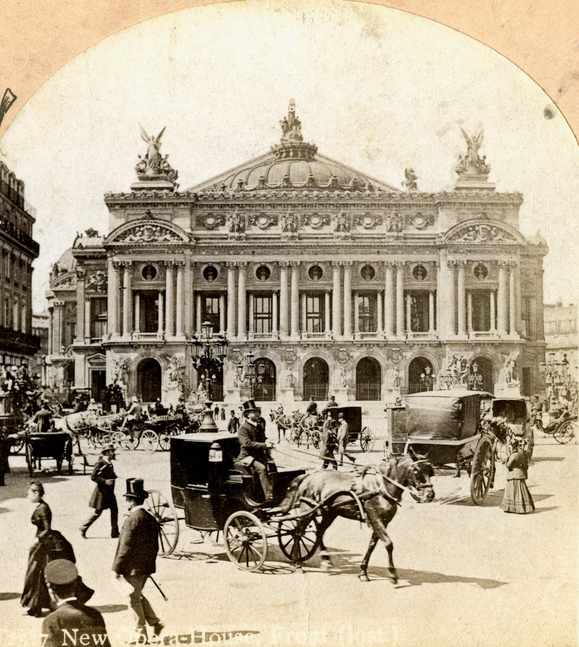 Grand Opera House, Paris, sent på 1800-tallet. av Griffith and Griffith