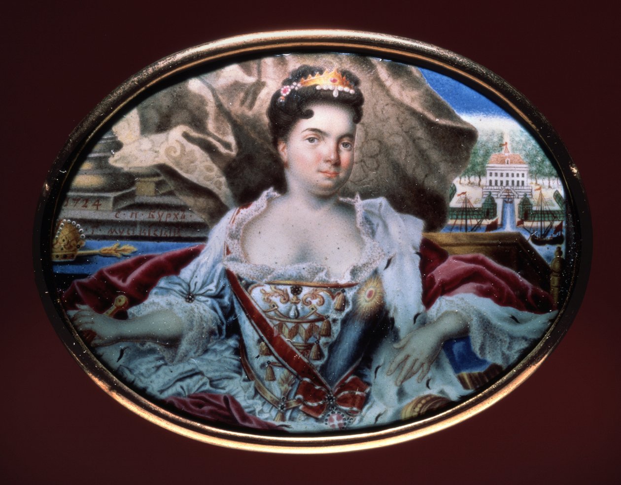 Portrett av keiserinne Catherine I (1684-1727) med utsikt over Catherinenhof-palasset. (Portrett av Catherine I med utsikt over Catherinenhof). Verk av Grigori Semyonovich Musiklysky (1670-etter 1739), emalje på gull av Grigori Semyonovich Musiklysky