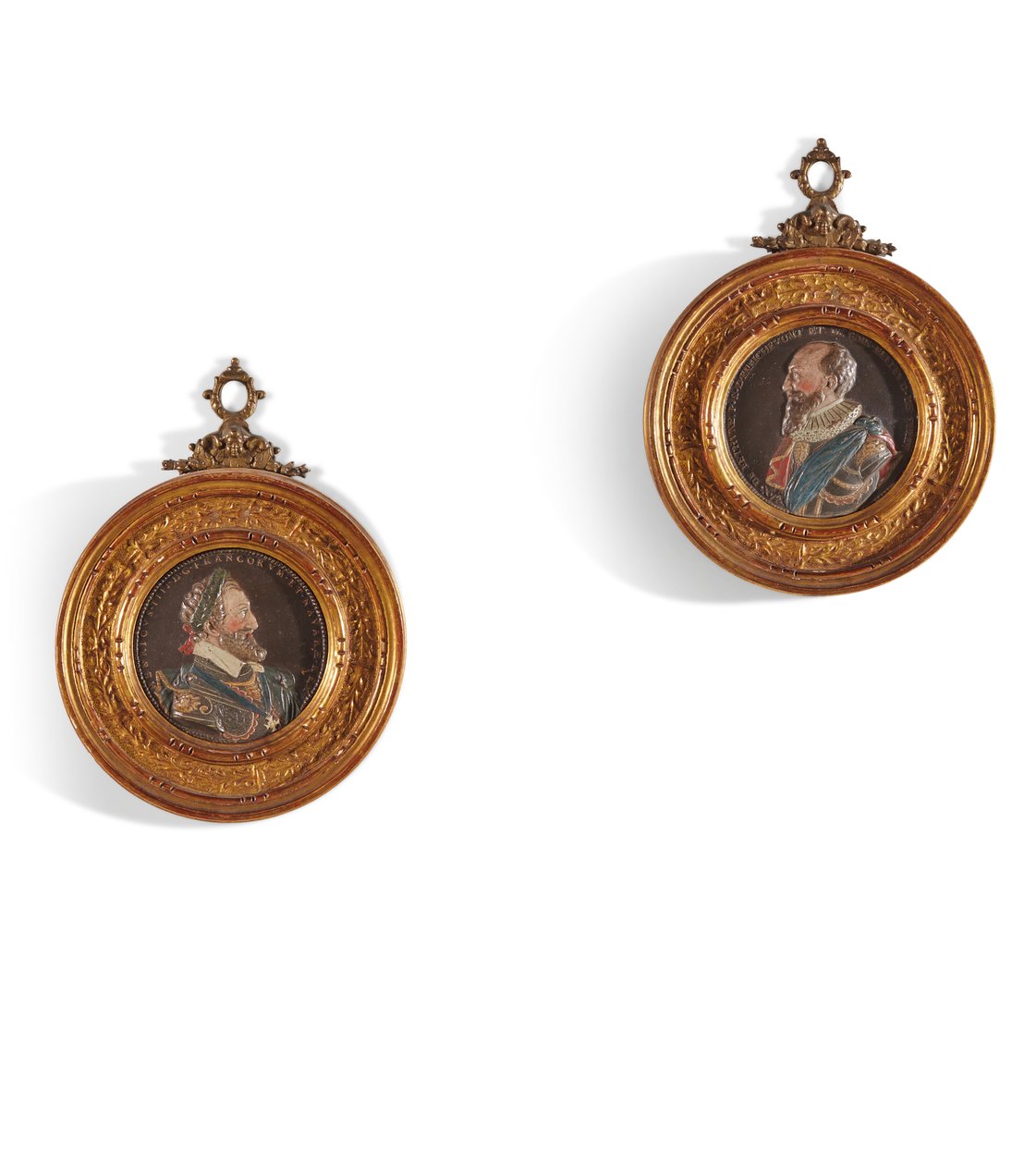 Et par medaljonger som representerer kong Henri IV (1553-1610) og Maximilian Bethune, hertug av Sully (1559-1641) (polykrom gips i forgylte trerammer) av Guillaume (after) Dupre