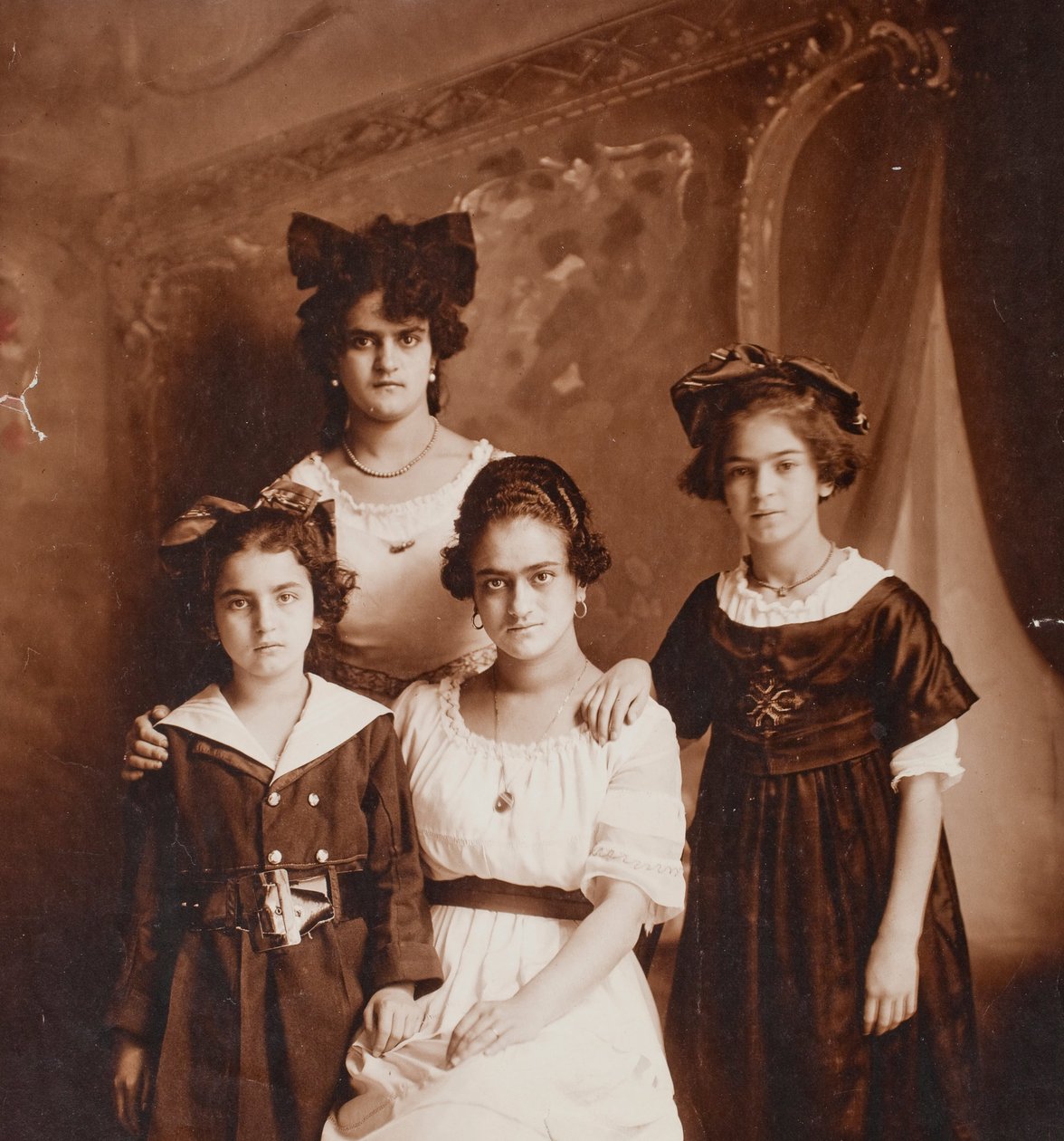 Matilde, Adriana, Frida og Cristina Kahlo av Guillermo Kahlo